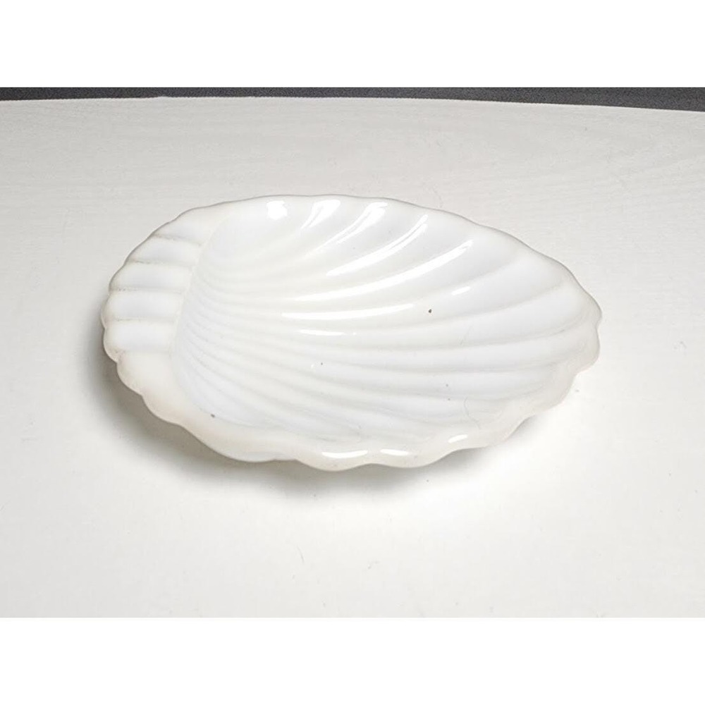 Vtg 1950 4.5x5.5 Oval White Milk Glass Clam Shell Seashell Vanity Soap Dish MCM